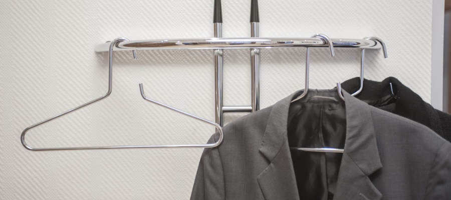 Anzug hängt an einem Kleiderbügel aus Metal.